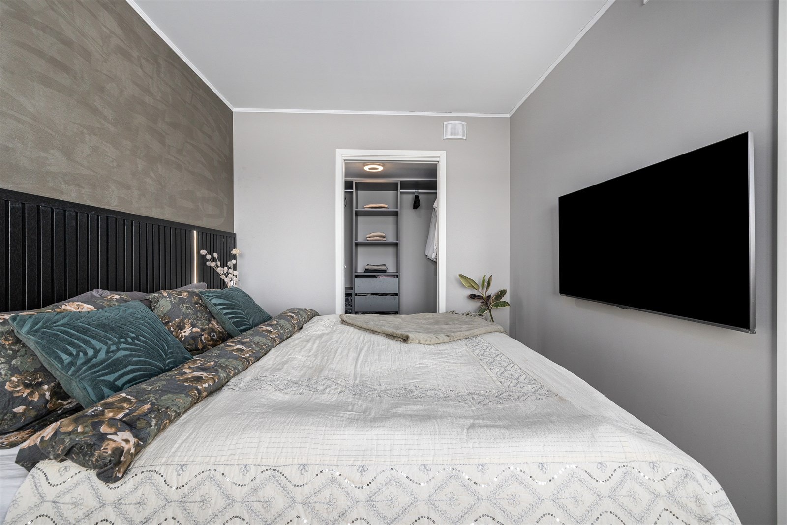 Lekkert hovedsoverom malt i en nydelig farge. Galleribilde