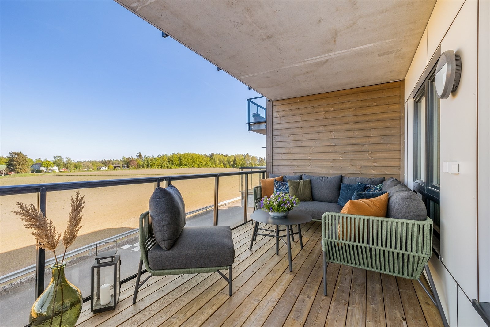 Flott glassrekkverk som ivaretar utsikten. Galleribilde