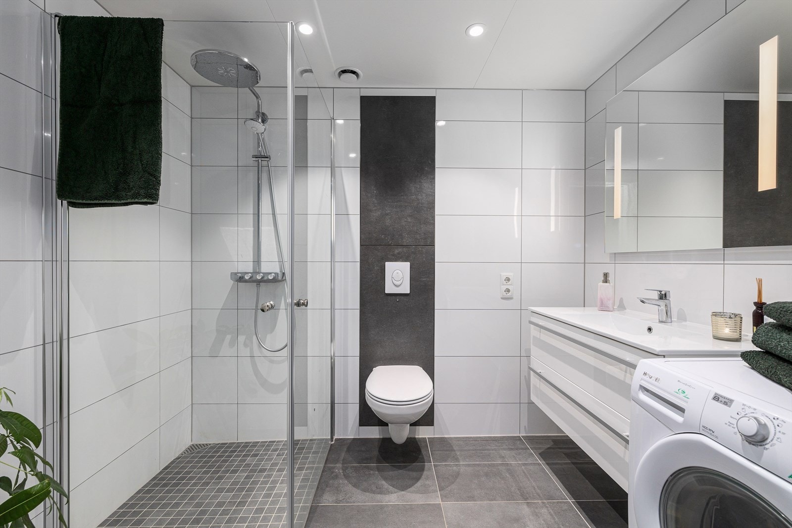 Pent baderom med flis på gulv og vegger og platet tak m/downlight. Galleribilde