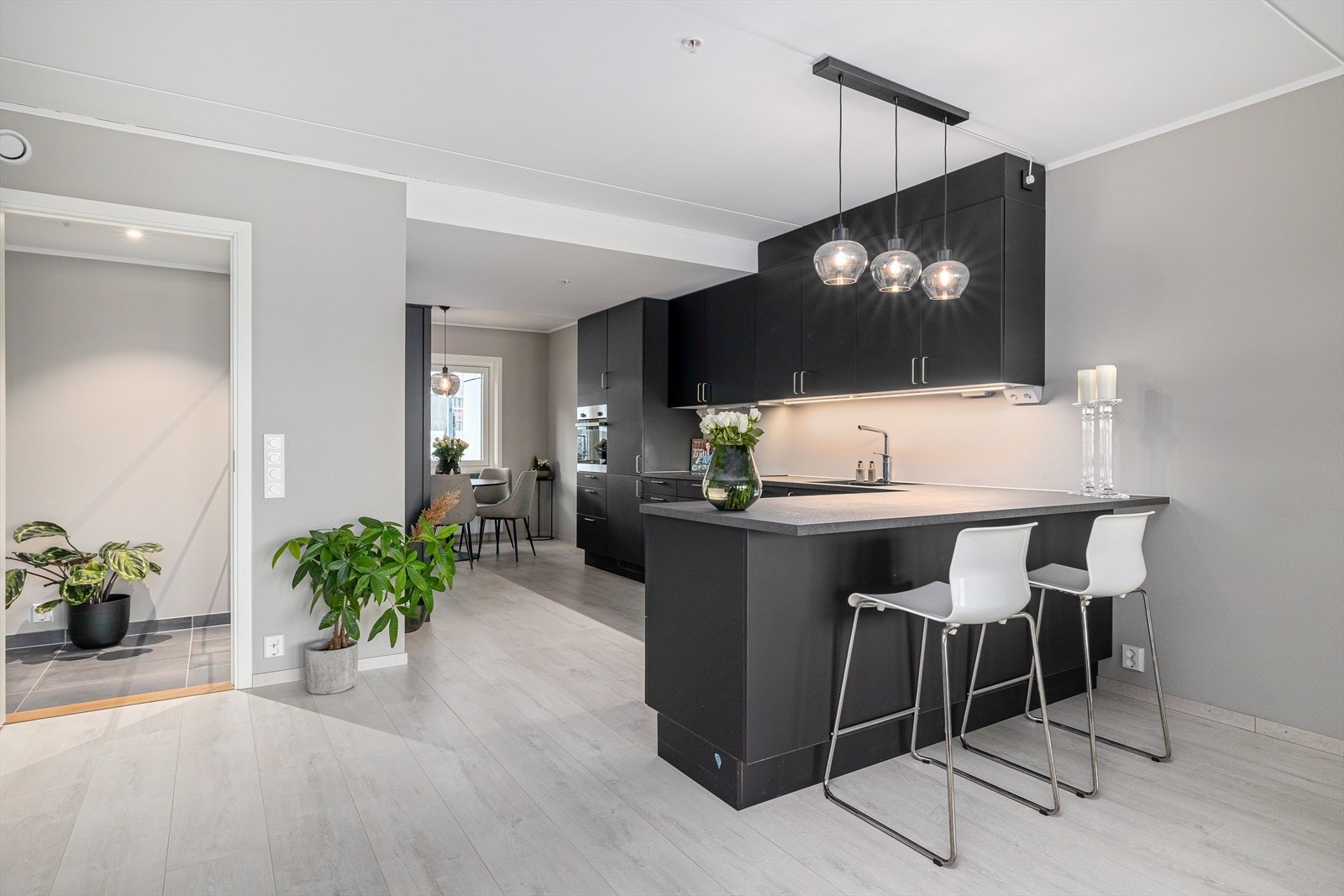 Leiligheten fremstår svært innbydende med høy standard, og byr på smarte løsninger som preger hovedinntrykket og er smakfullt innredet i lekre interiørmessige fargevalg. Galleribilde