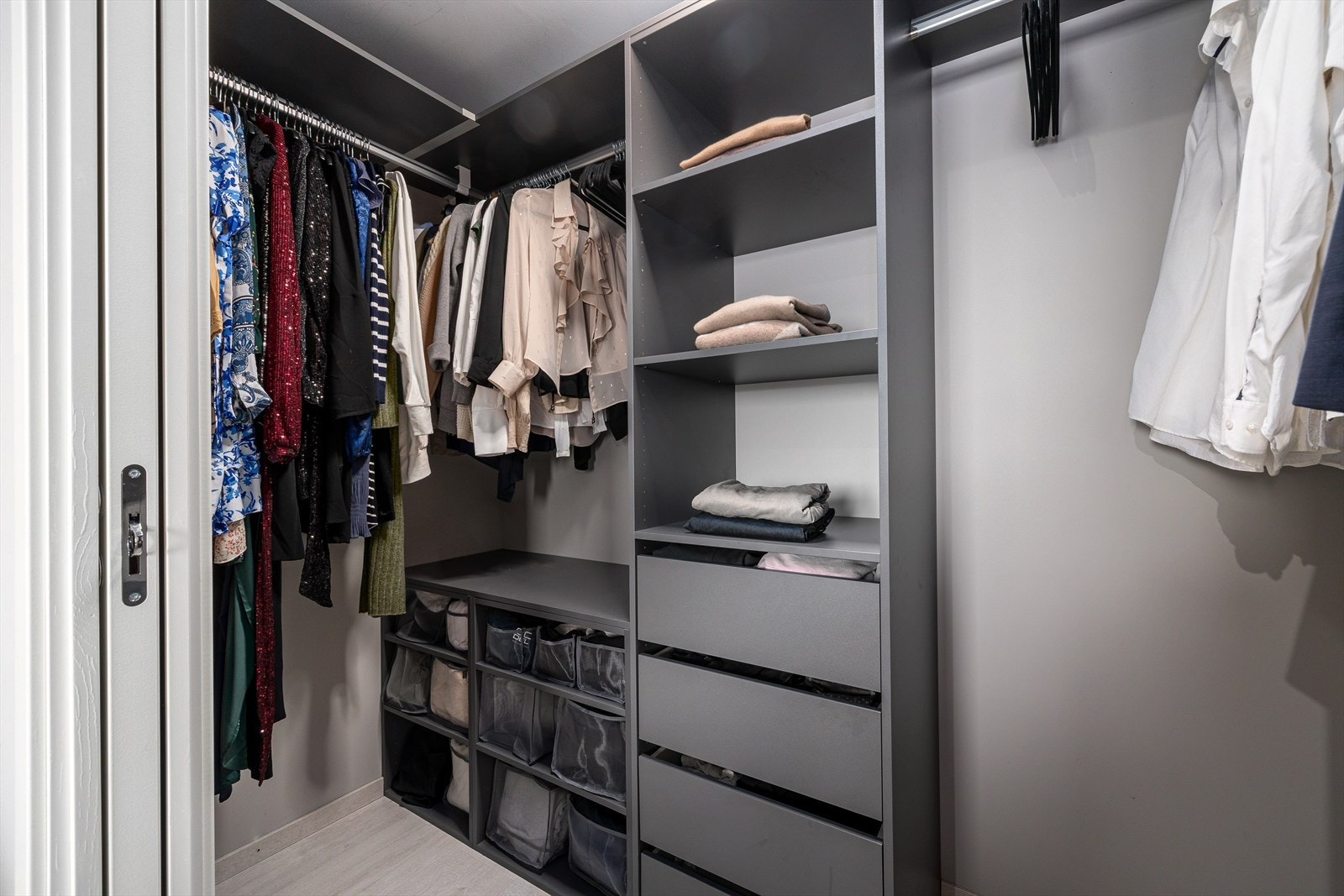 På innsiden av hovedsoverommet er det flott walk in closet Galleribilde