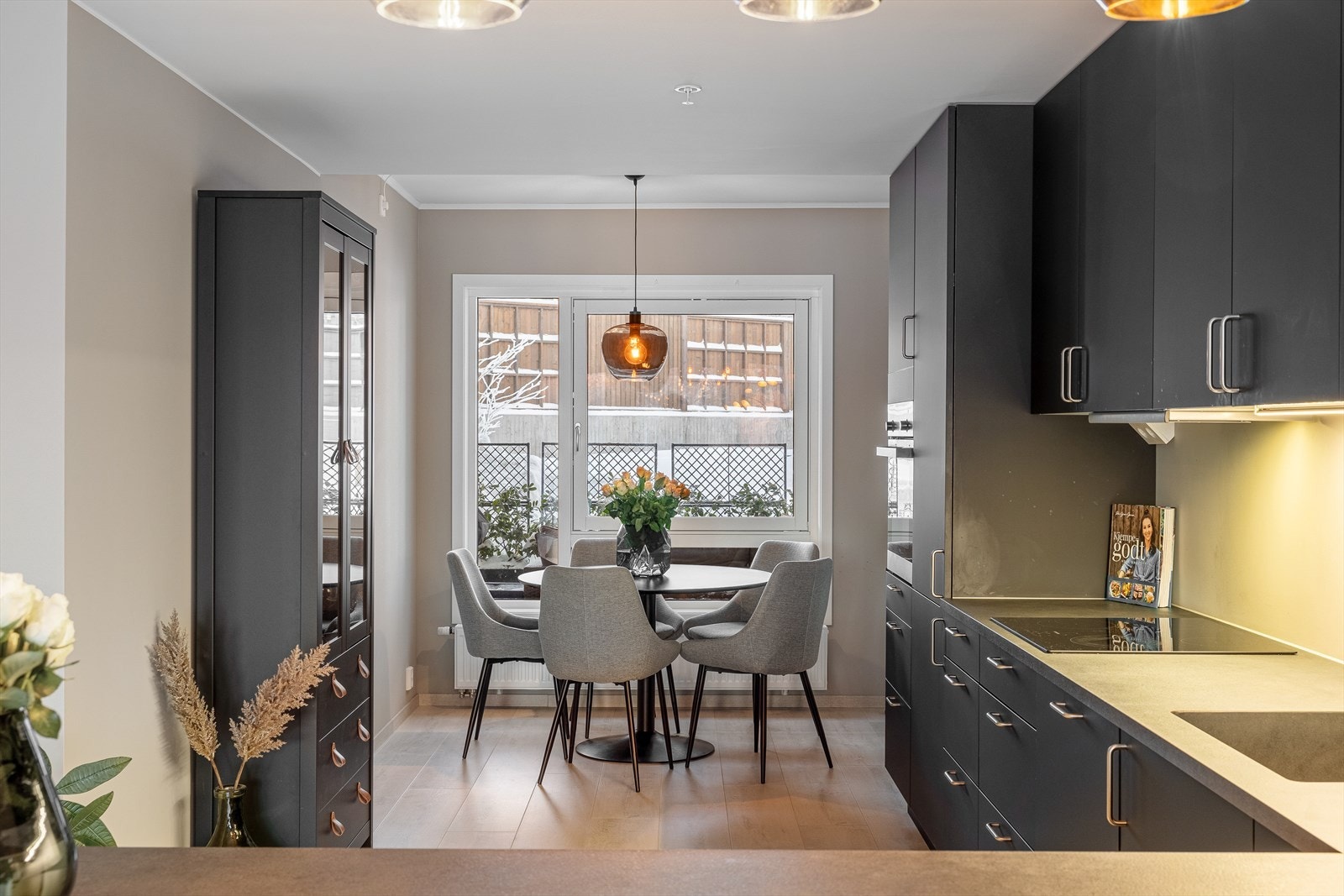 Kjøkkenet er et imponerende innholdsrikt rom med sosial løsning. Galleribilde