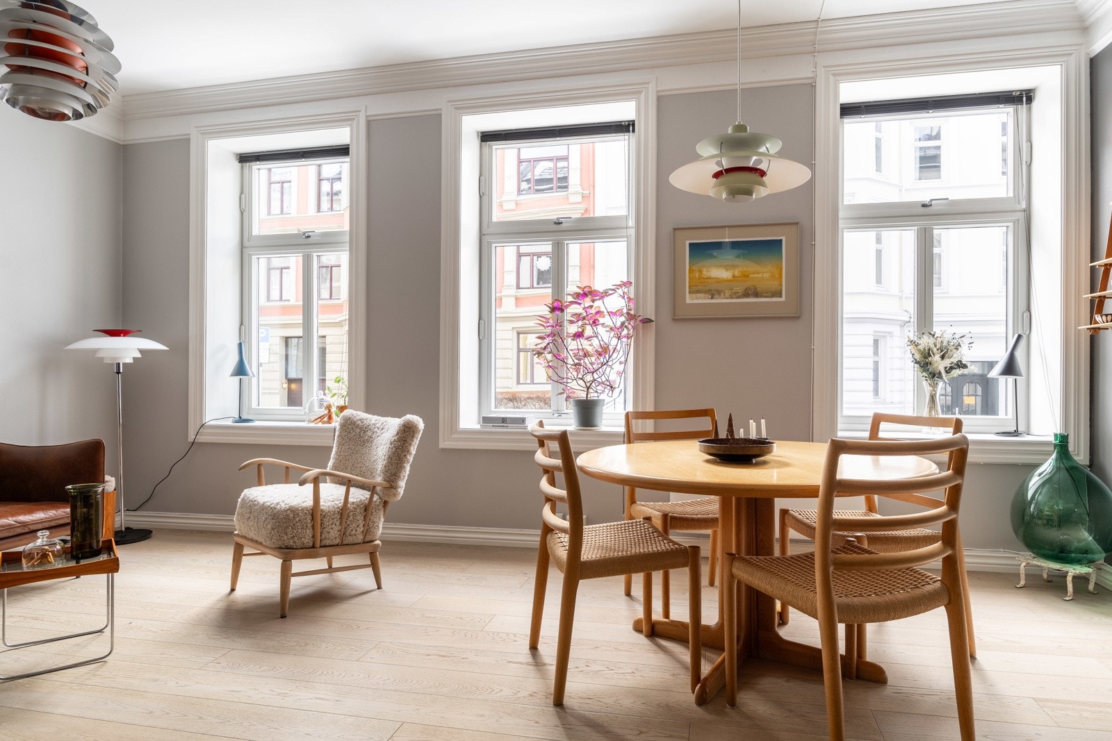 Store vindusflater med dype karmer som slipper inn godt naturlig lys i rommet. Galleribilde