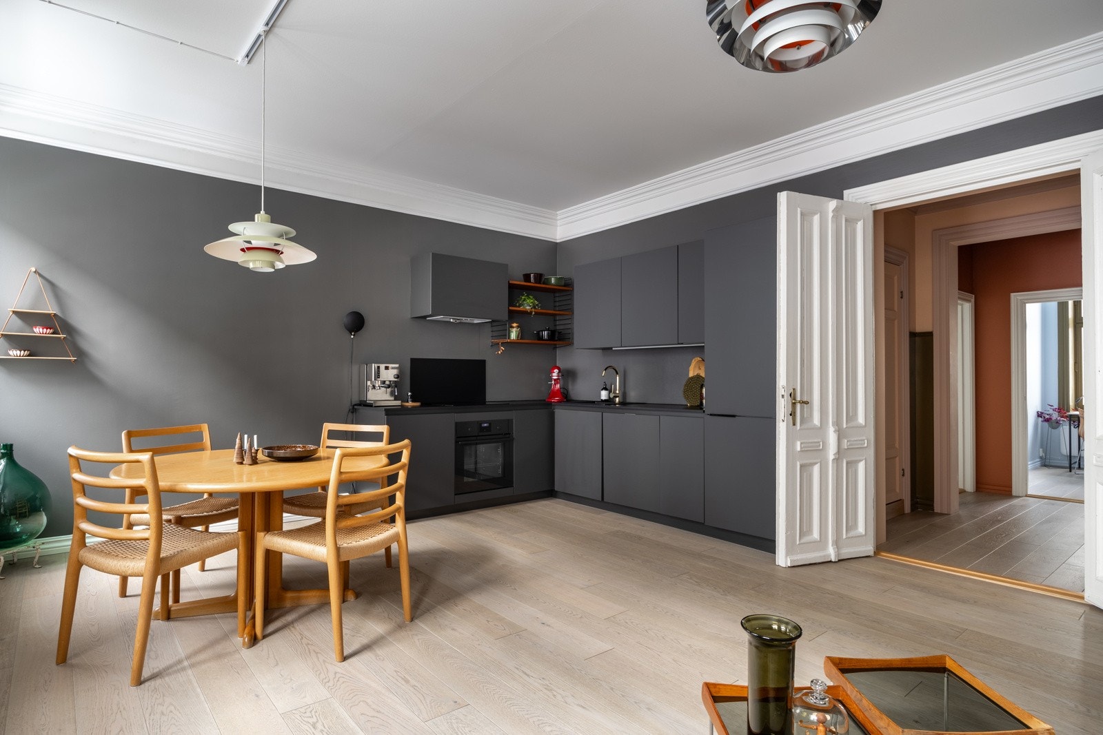 Moderne kjøkkeninnredning fra 2017 levert av Rotpunkt med glatte fronter utført i Nano tec. Galleribilde