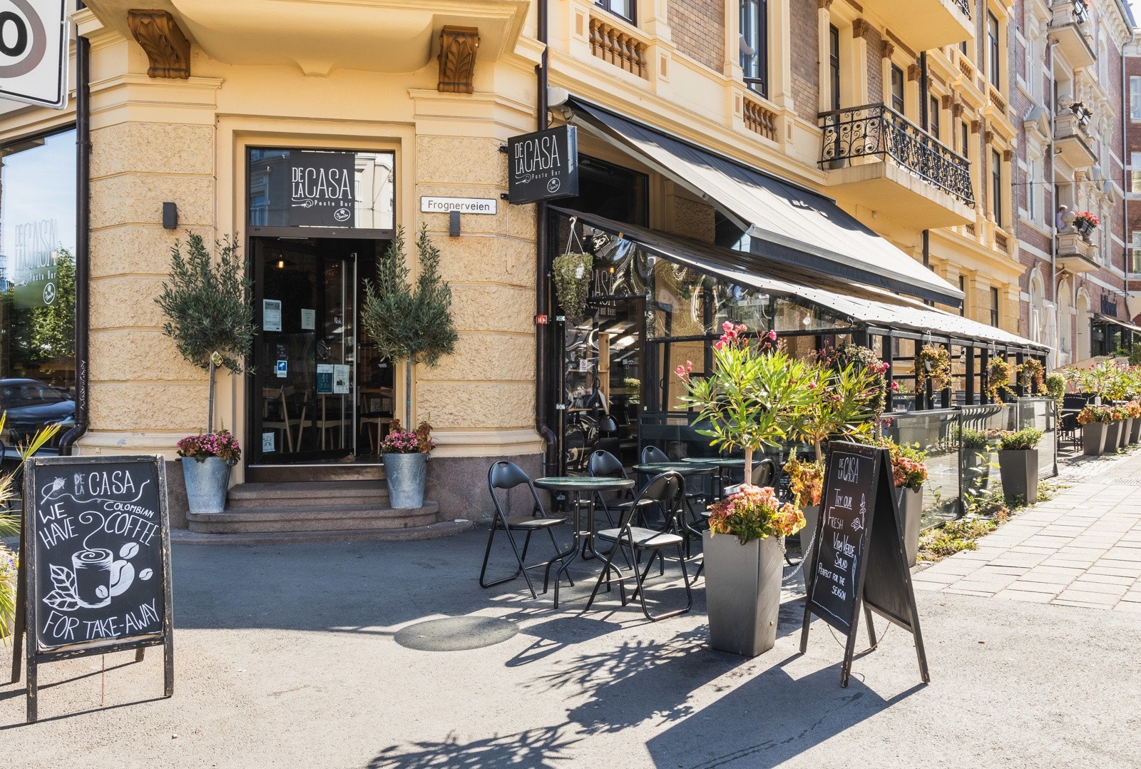Populære De La Casa Pasta & Wine Bar ligger rett oppi gaten. Galleribilde