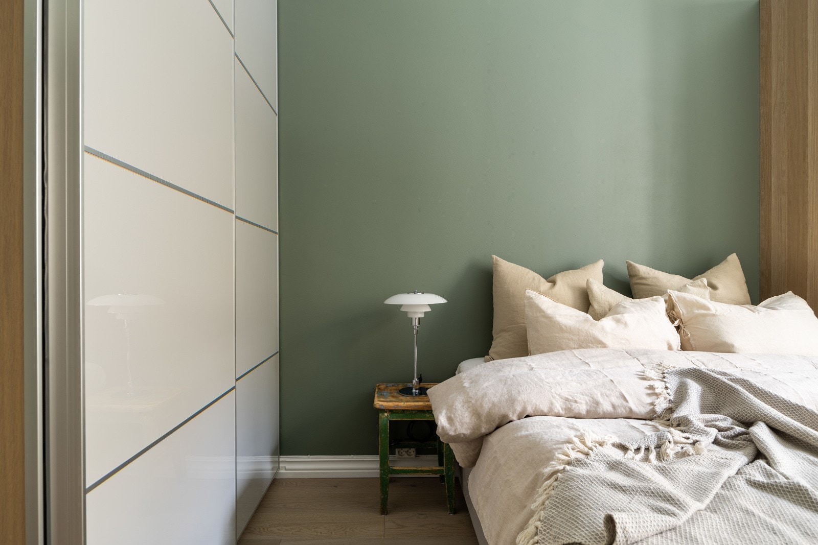 Her har man gode oppbevaringsmulighet i stor garderobe. Galleribilde