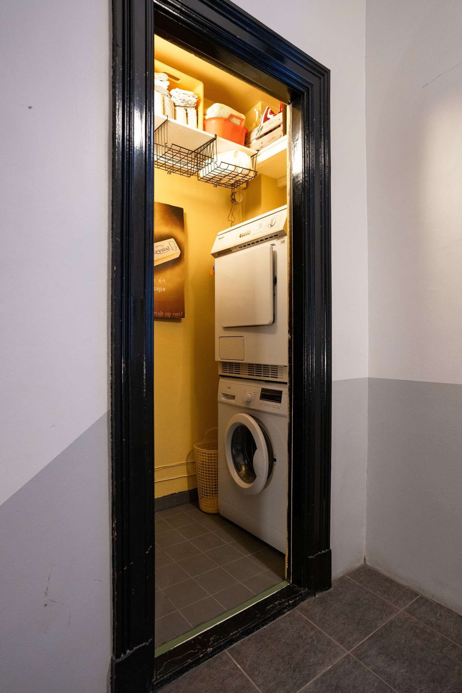Leiligheten disponerer tre boder. Bod i 1. etasje benyttes som vaskerom. Galleribilde