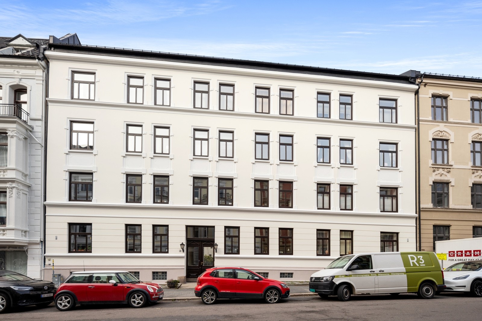 Ærverdig bygård fra 1904 som ble omfattende oppusset utvendig (fasade mot gaten og bakgård). Galleribilde