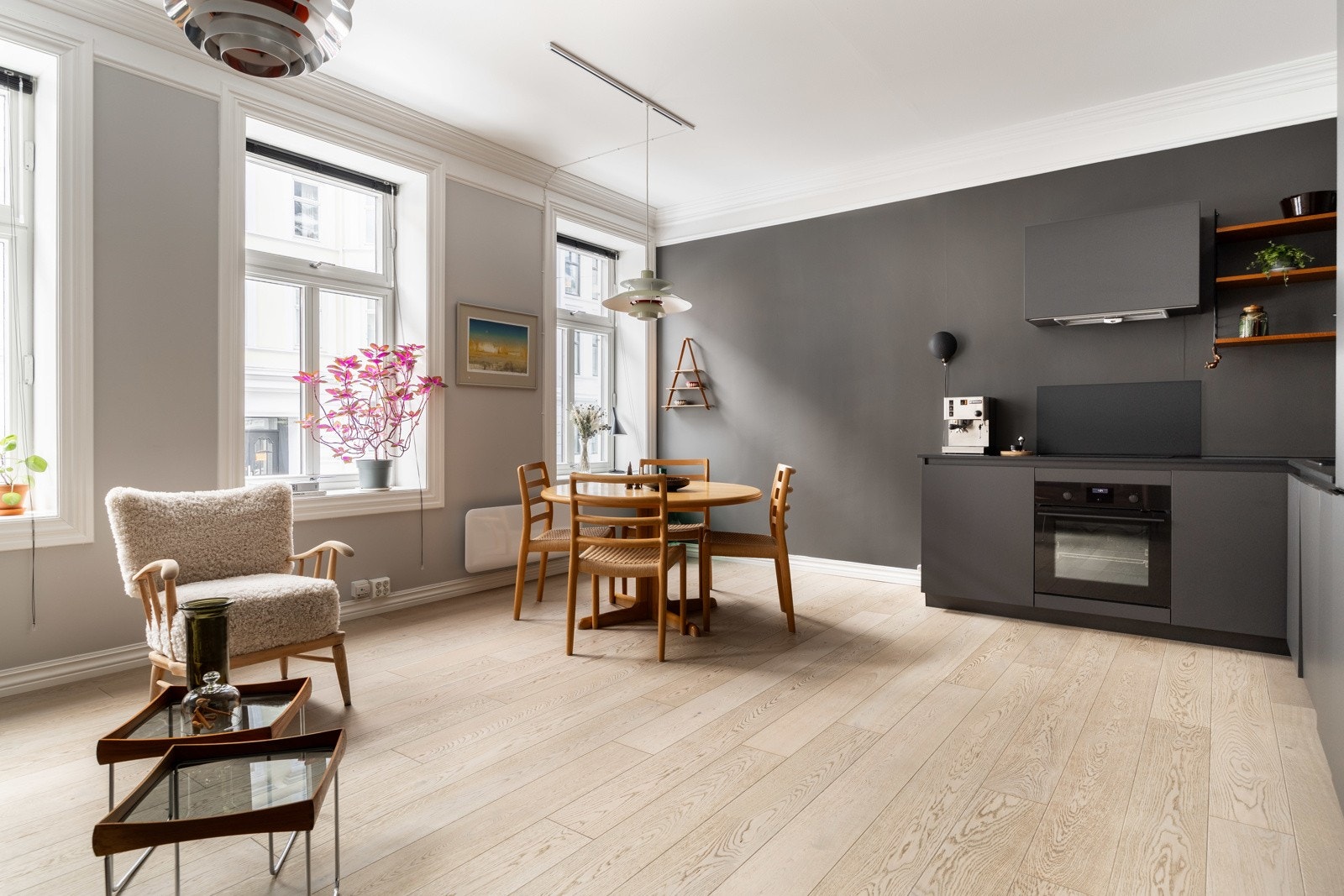 Generøs takhøyde med rosett i himling og listverk gjennom hele boligen. Galleribilde