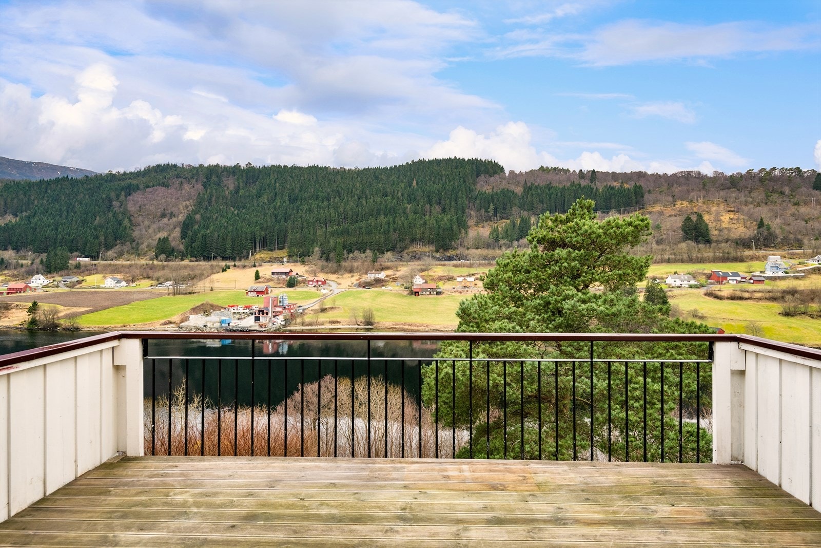 Fra stue og ene soverom er det utgang til vestvendt og solrik altan på 20 kvm Galleribilde