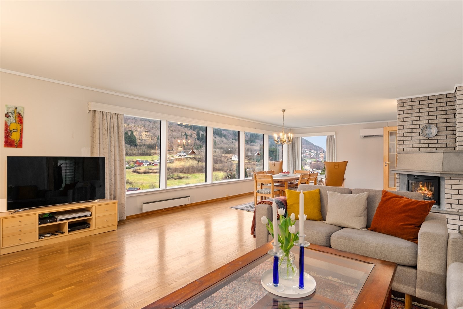 Herlig stue! Det er lagt inn solavskjerming på vinduer i stuen Galleribilde