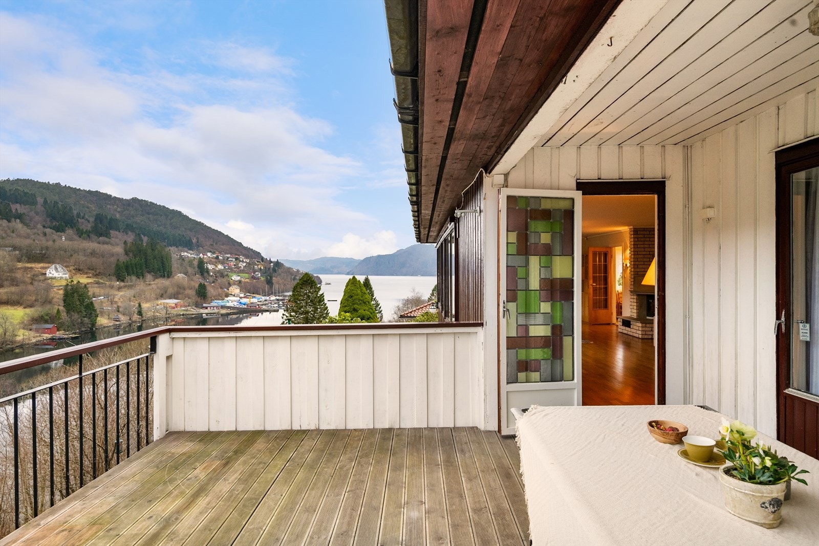 Vestvendt og solrik altan på 20 kvm, med en vid og herlig utsikt! Galleribilde