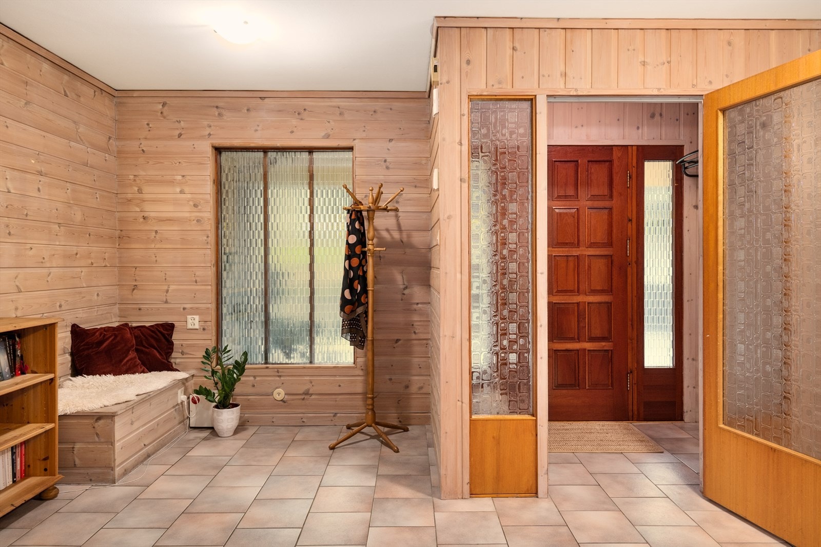 Entre/hall med separat vindfang Galleribilde