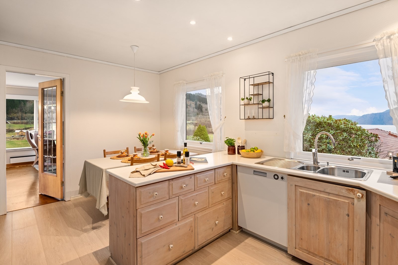 Kjøkken med utsikt og fin spiseplass. Galleribilde