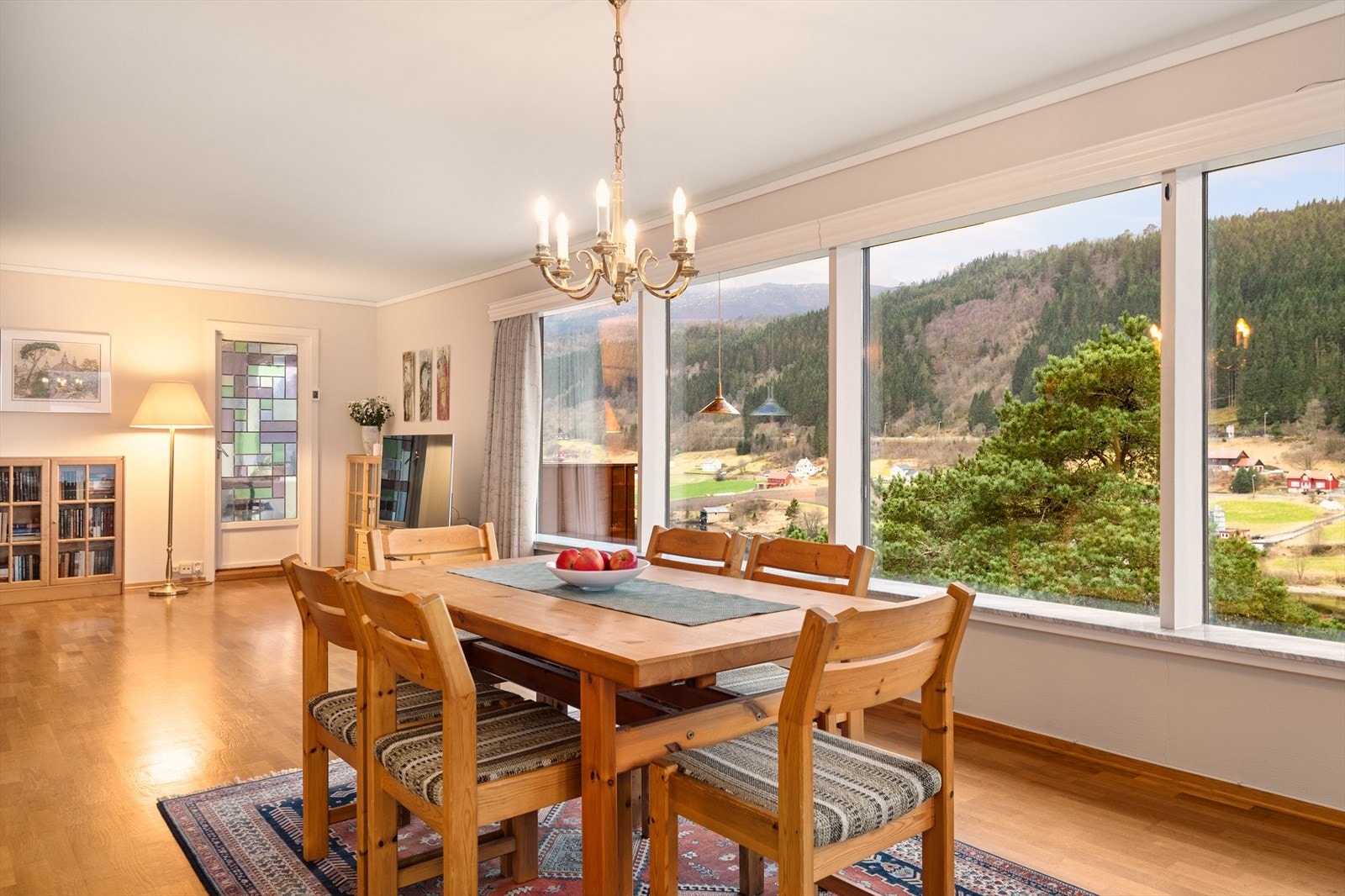 Fra stue er det utgang til solrik altan Galleribilde