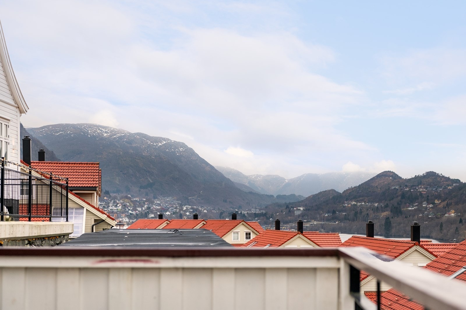 Utsikt mot Livarden og Skåldalsnipa m.m. Galleribilde