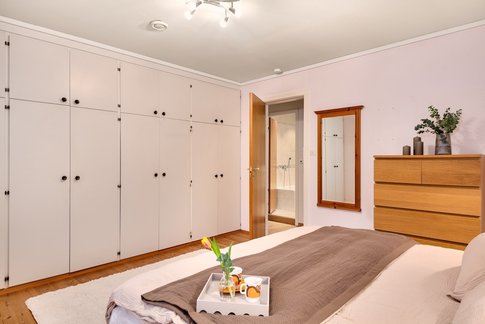 Godt med skapplass i innfelte garderobeskap Galleribilde