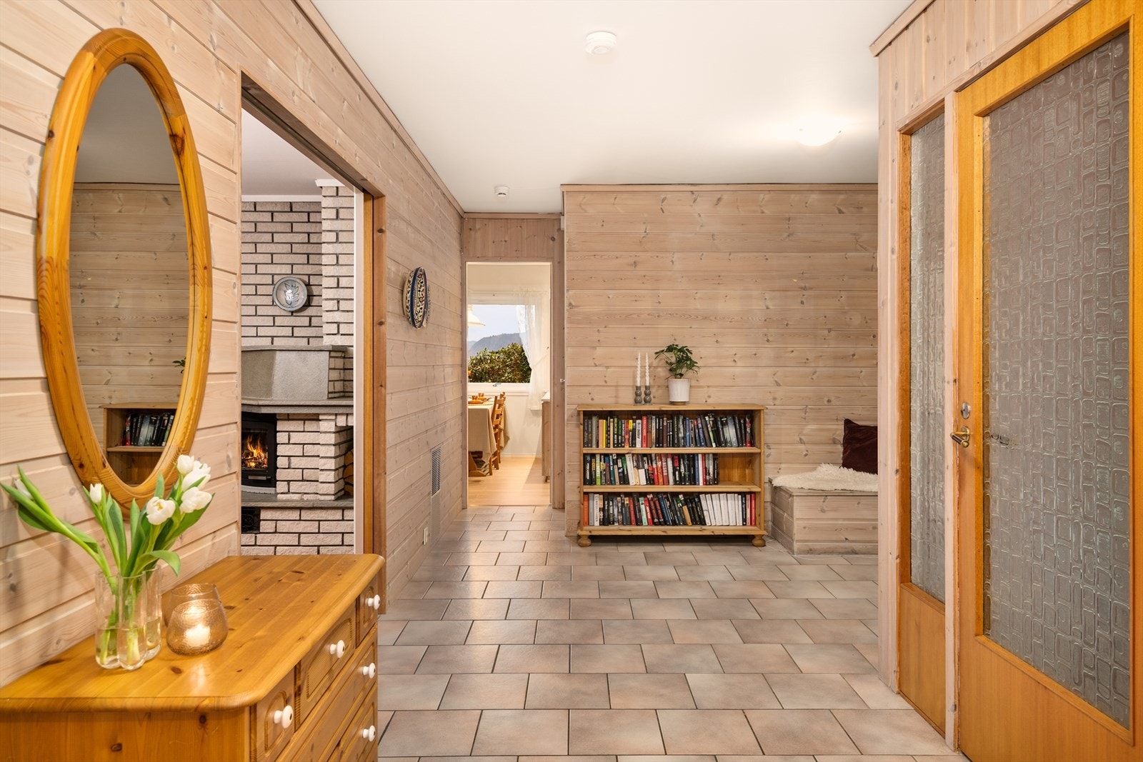 Romslig entre/hall med gulvvarme Galleribilde