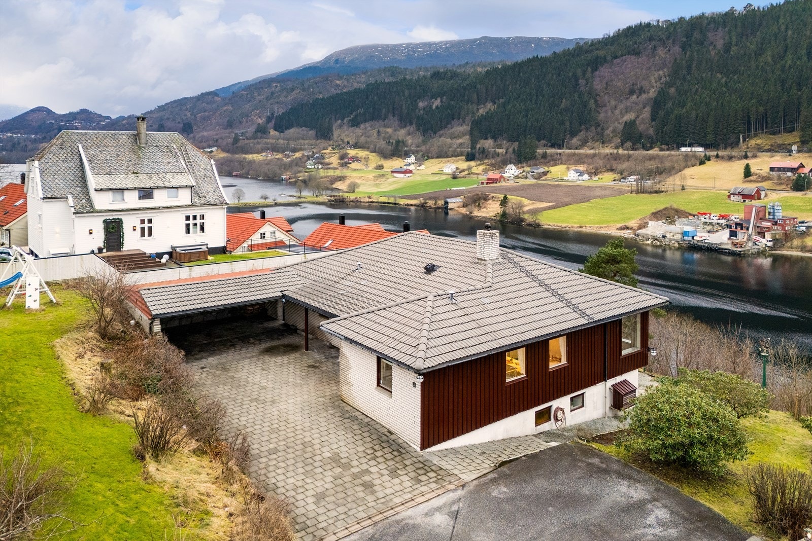 Flott gårdsplass og stor carport (47 kvm) med el-bil lader Galleribilde