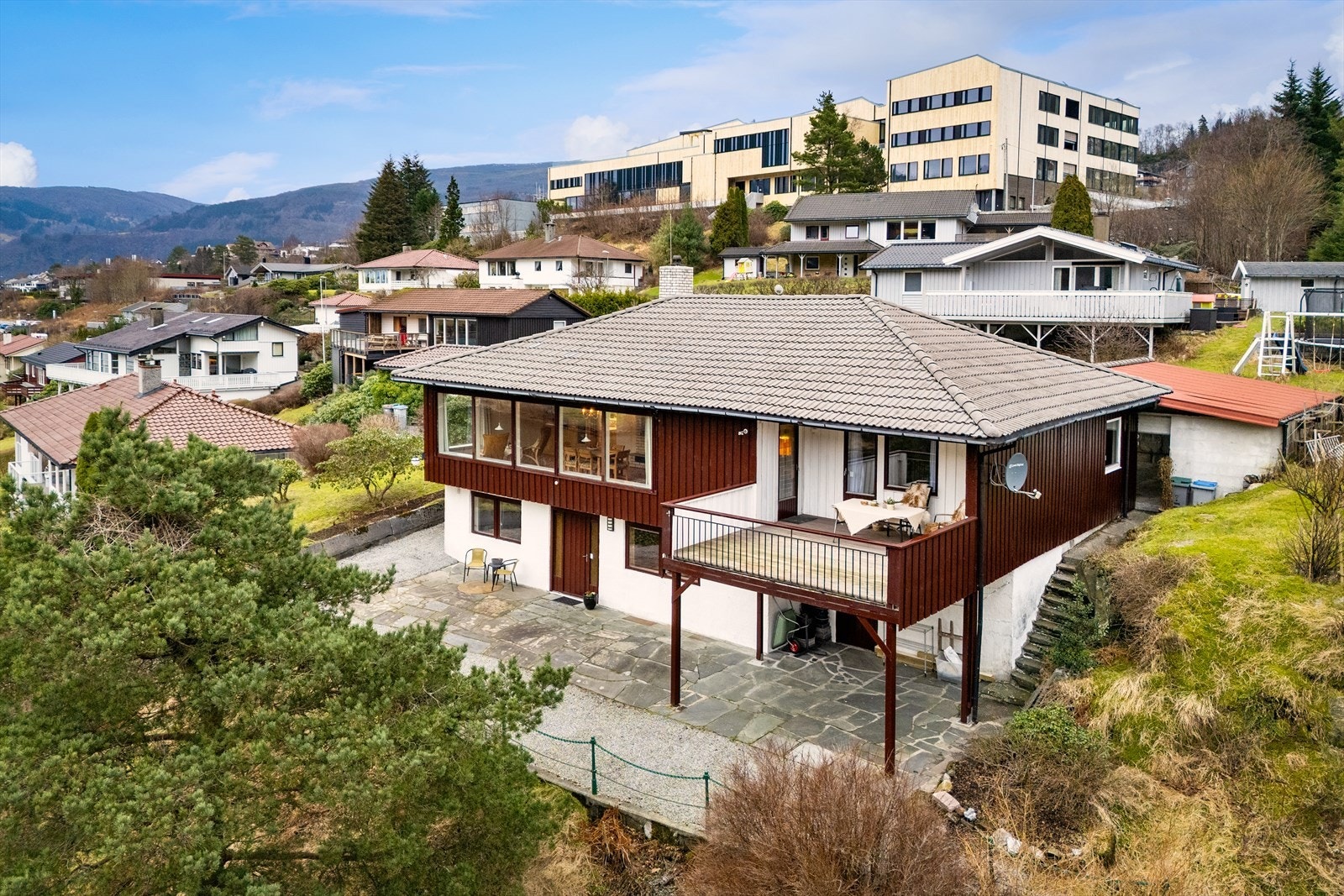 Eiendomsmegler Ketil Djønne presenterer Vestlivegen 36: Stor enebolig m/praktfull beliggenhet Galleribilde