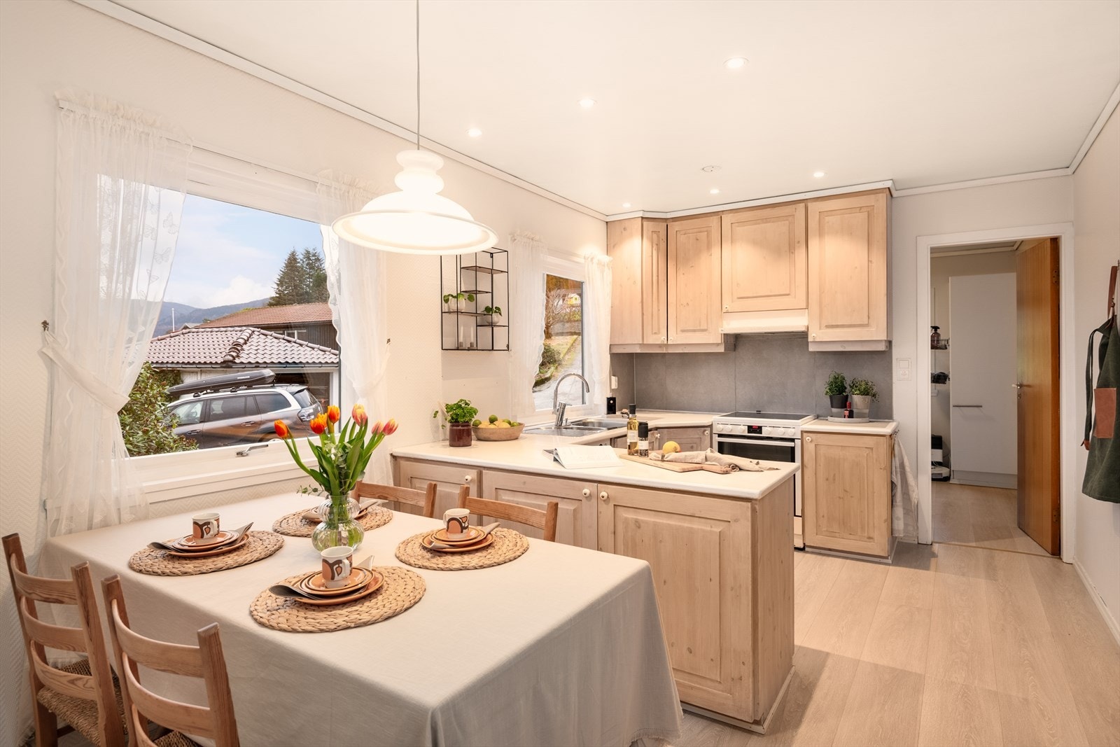 Romslig kjøkken - downlights i tak - fin spiseplass Galleribilde