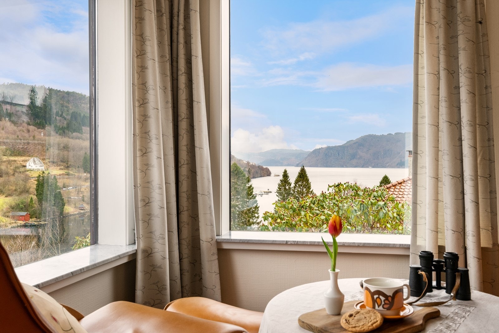 Herlig stue med flott utsikt! Galleribilde