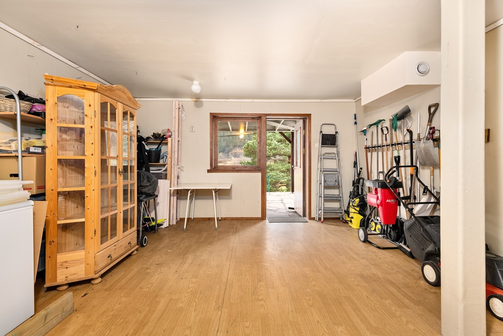 Stort sportsbod m/utgangsdør - Denne del av underetasje kan ha potensiale for å etablere en hybel / utleiedel Galleribilde