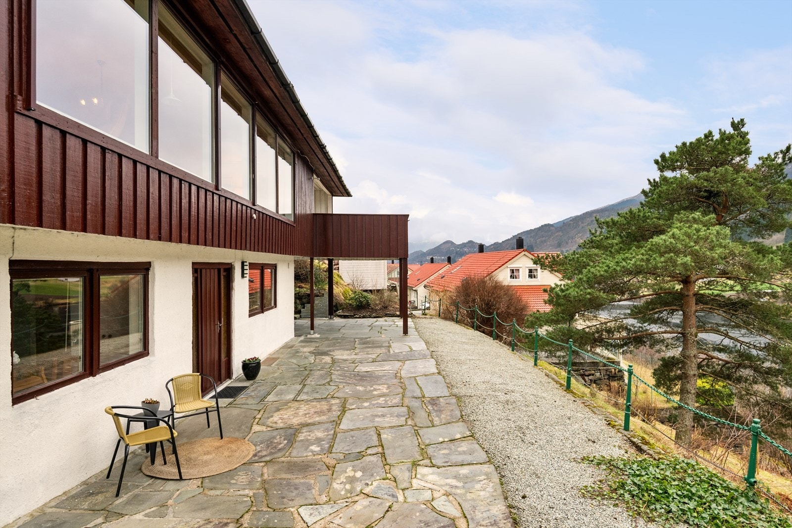 Fin solrik uteplass i forkant av huset Galleribilde