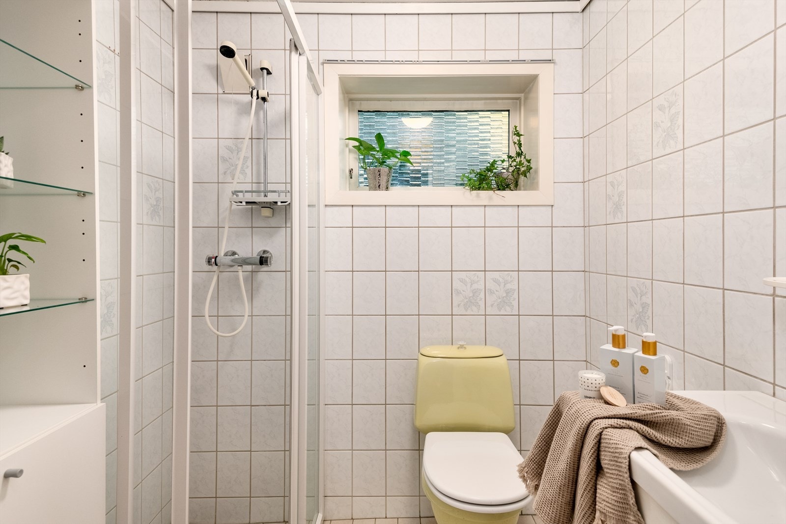 Eldre flislagt bad/wc i underetasjen med gulvvarme Galleribilde