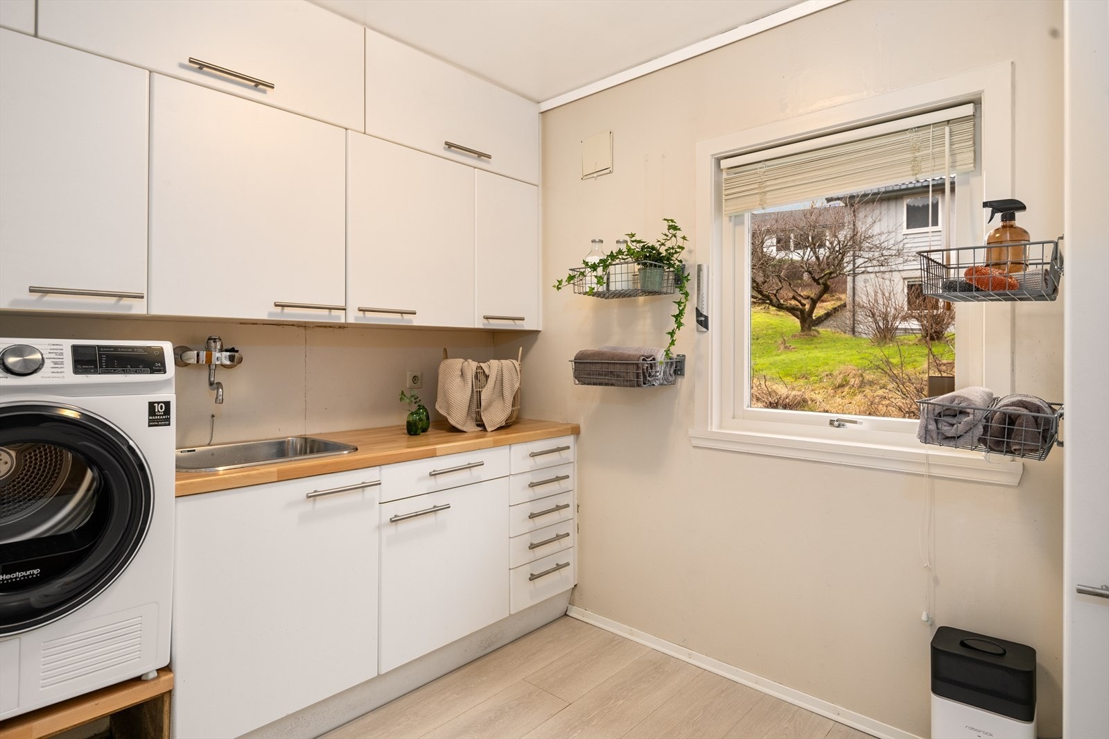 Romslig og praktisk vaskerom/grovkjøkken i tilknytning til kjøkken. Denne del har egen praktisk inngangsdør m/vindfang Galleribilde