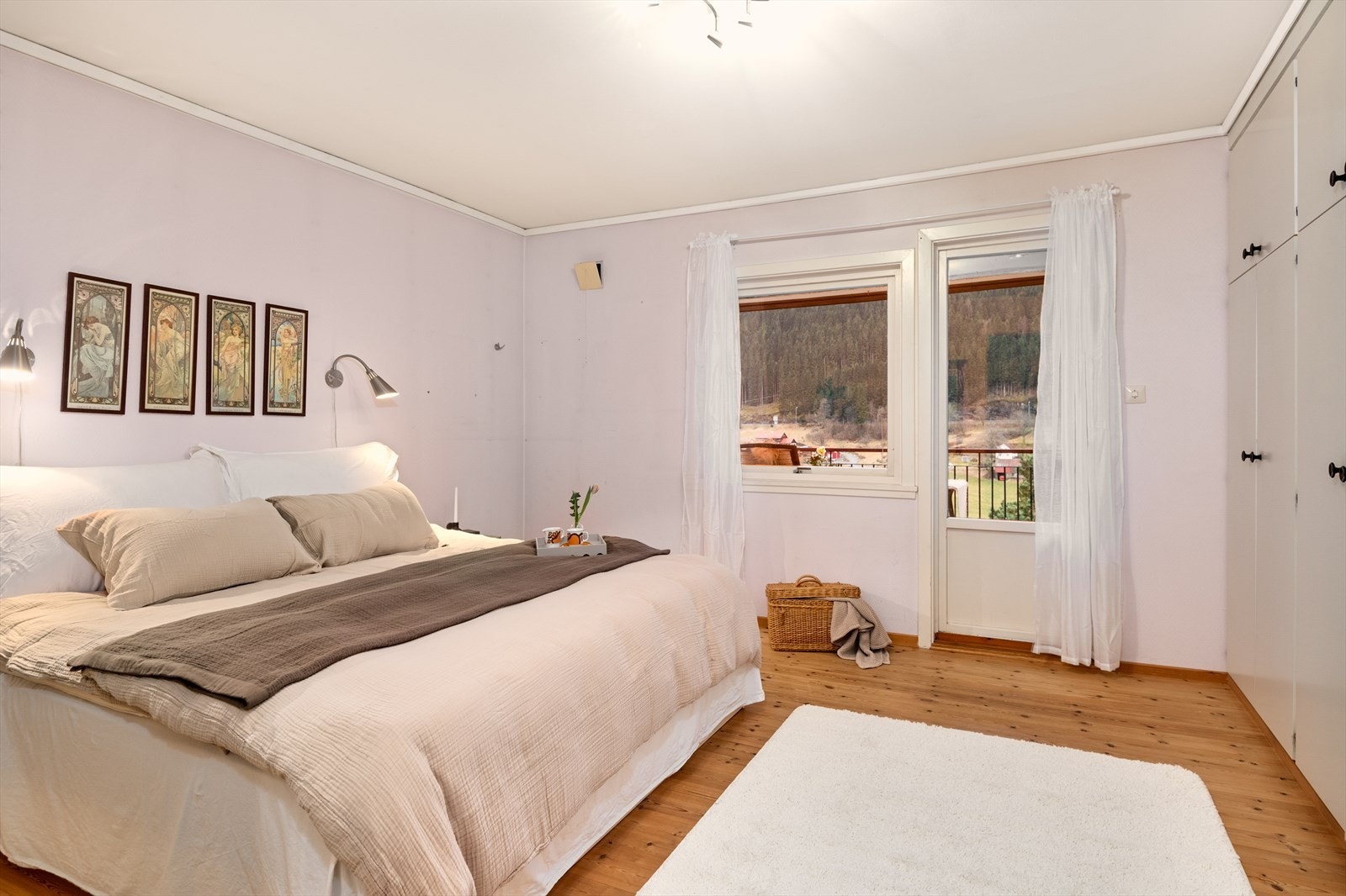 Stort hoved-soverom med utgang til altan Galleribilde