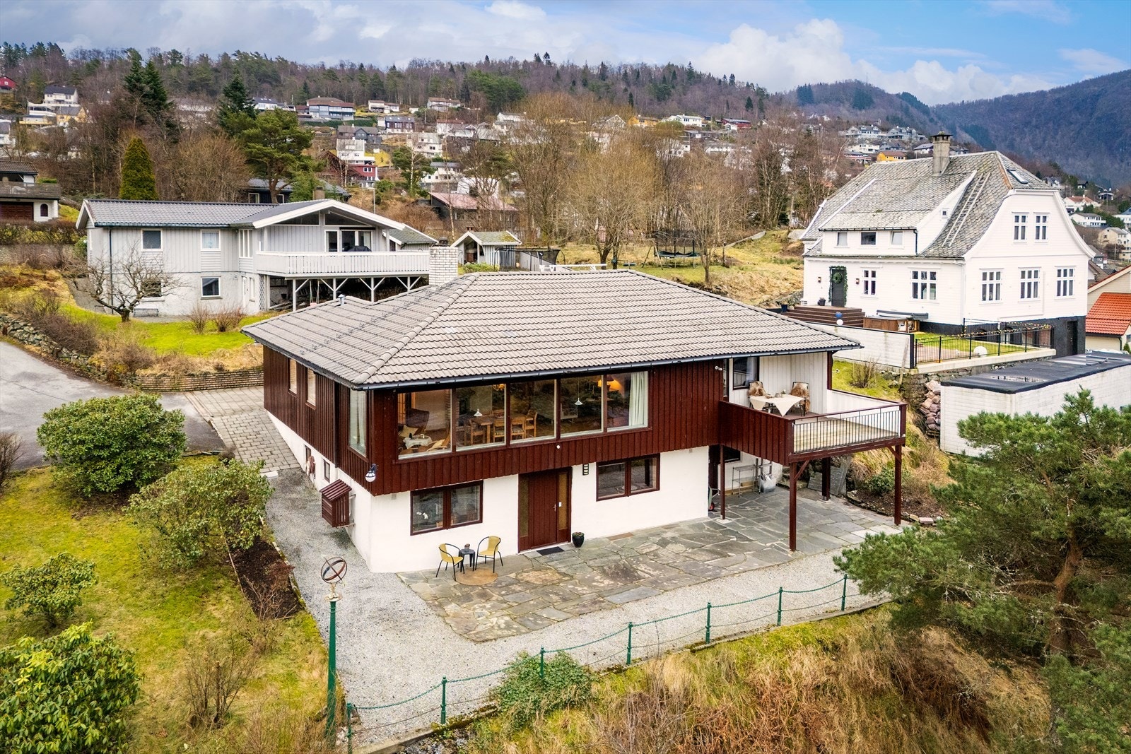 Vestlivegen 36: Stor opparbeidet og usjenert hage/tomt, med meget gode sol- og utsiktsforhold Galleribilde