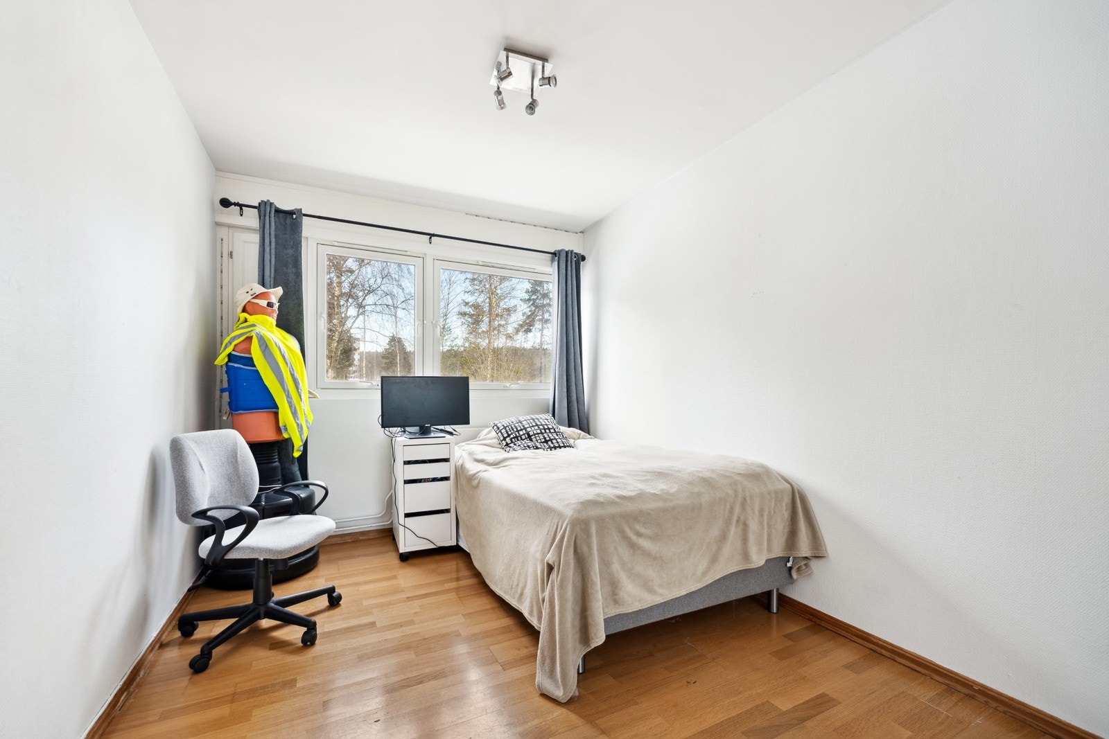 Boligens andre soverom passer perfekt som barnerom, gjesterom eller kontor. Galleribilde