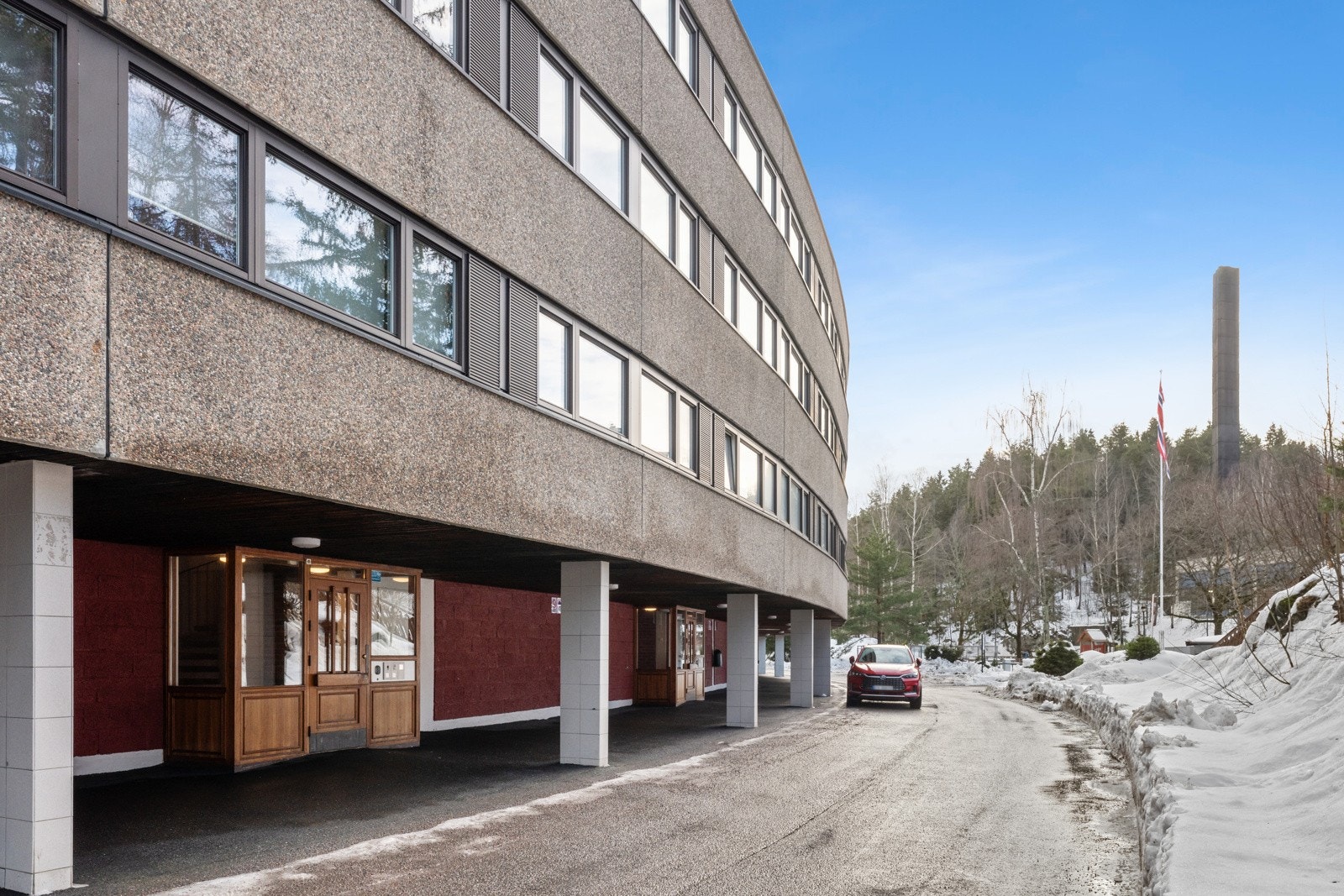 Ammerudveien 69 ligger i flotte omgivelser på Ammerud, med nærhet til det man måtte trenge av butikker, servicetilbud og gode kollektivløsninger. Galleribilde