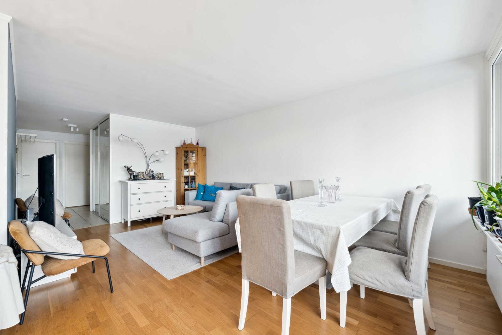 I stuen er det god plass til både sittegruppe og spisebord. Galleribilde