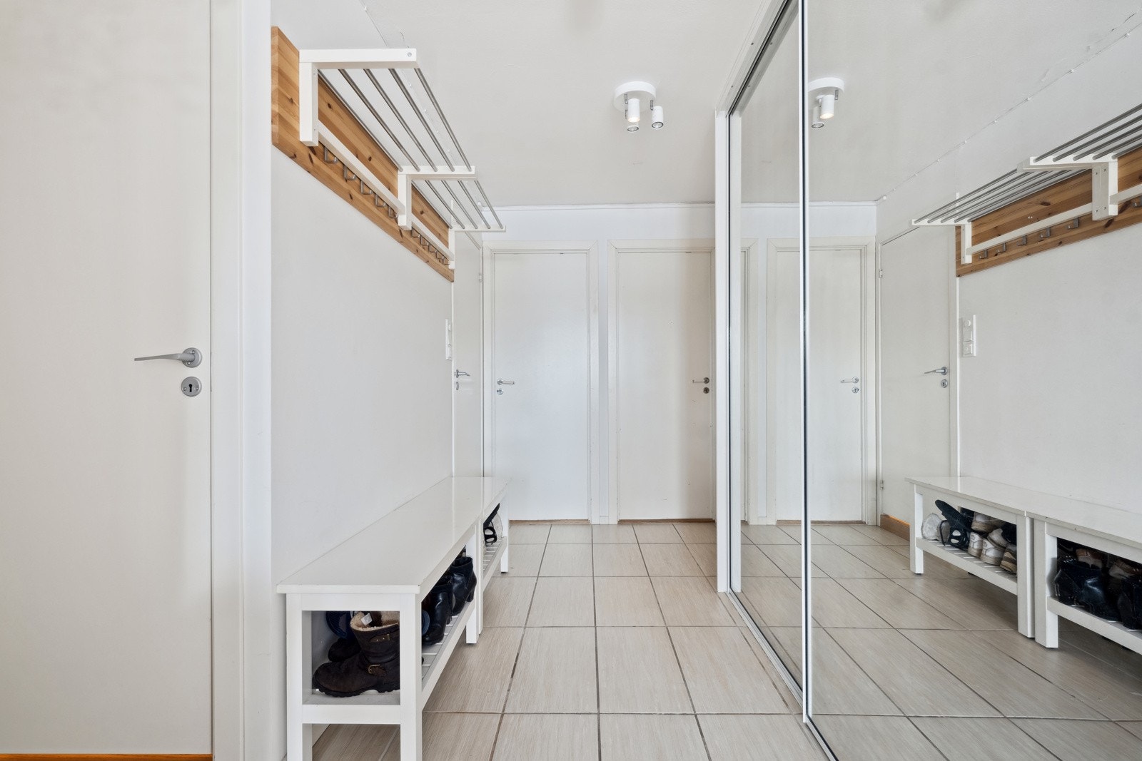 Leiligheten har en åpen og innbydende entré, med god plass til garderobeskap. I tilknytning til entréen har boligen en praktisk innvendig bod. Galleribilde
