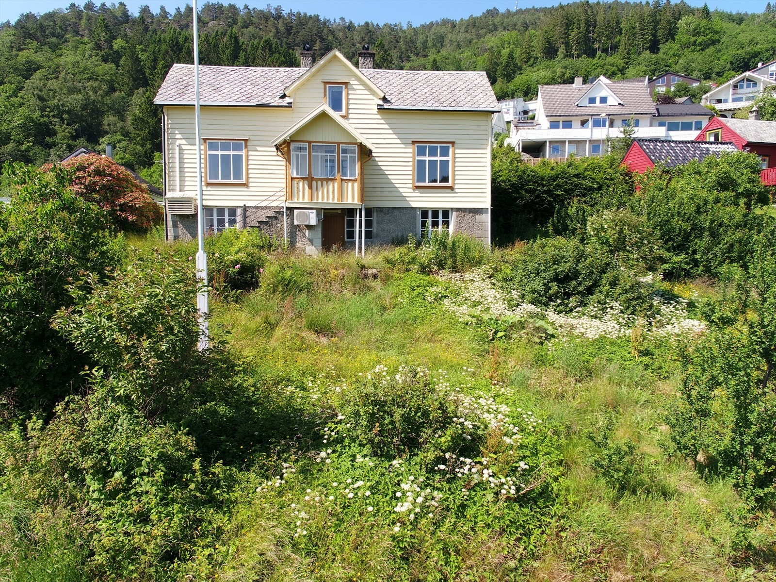 Det står i dag en eldre enebolig på tomten Galleribilde