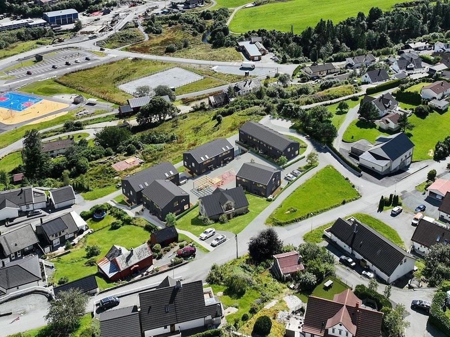 Eiendommen ligger i etablert boligområde på Hjelle kun et par kilometer unna Os Sentrum Galleribilde