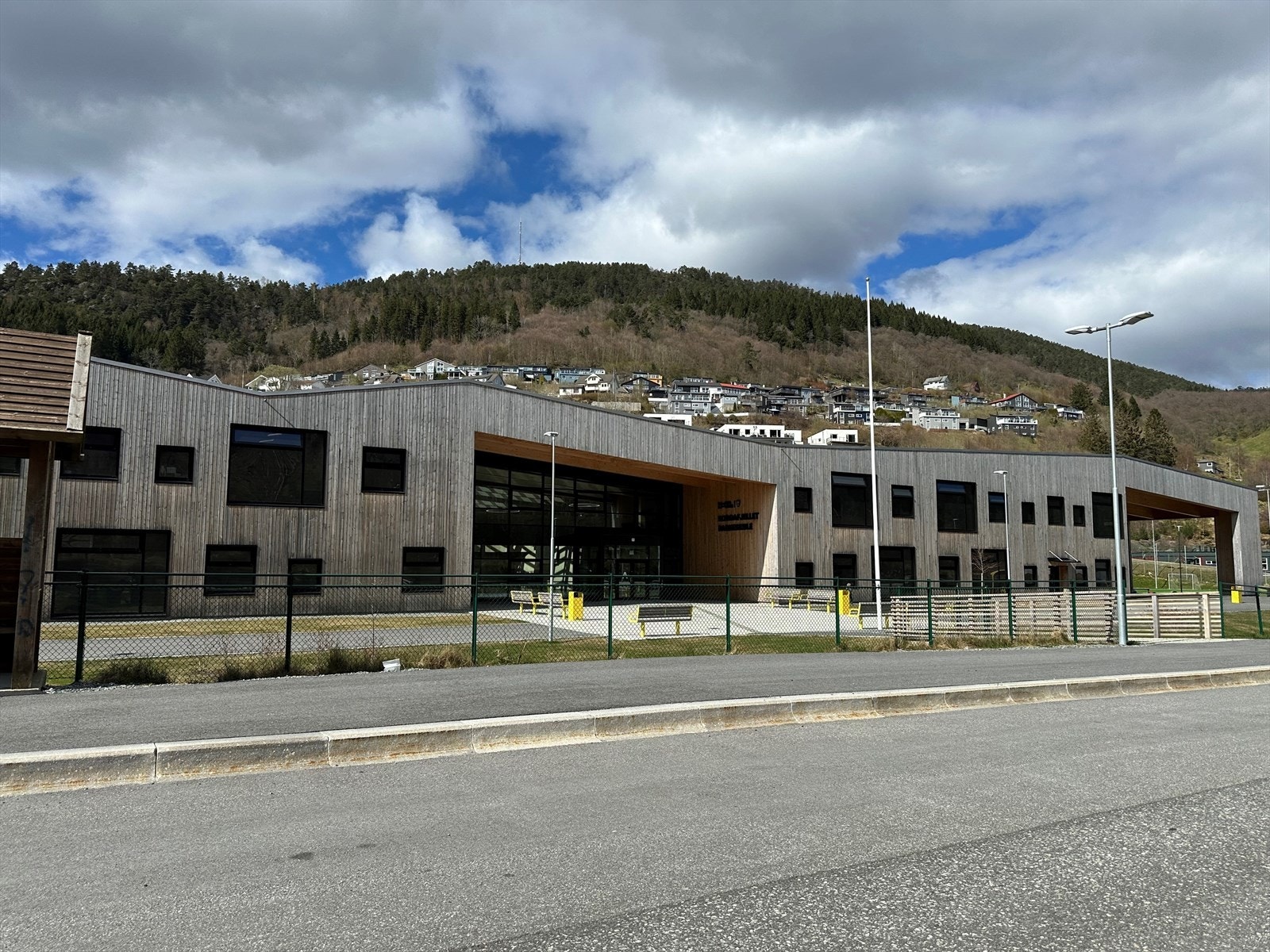 Eiendommen ligger sentralt til med gangavstand til ny barneskole (2022) Galleribilde