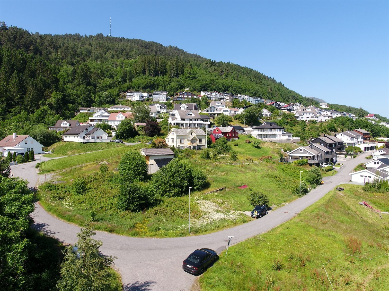 Ca. 7 minutters kjøretur er det fra eiendommen til Amfi kjøpesenter og Kuventræ med idrettsanlegg og Osbadet Galleribilde