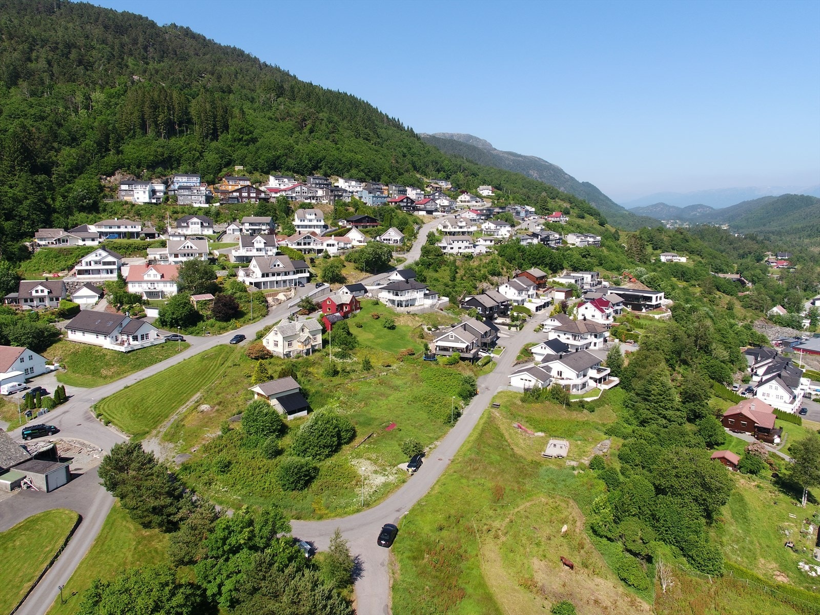 Fra eiendommen er det noen minutters kjøretur til Os sentrum, med alle sine butikker, restauranter, kaianlegg for båt, strender i Haugsnesfjero og Mobergsviken Galleribilde