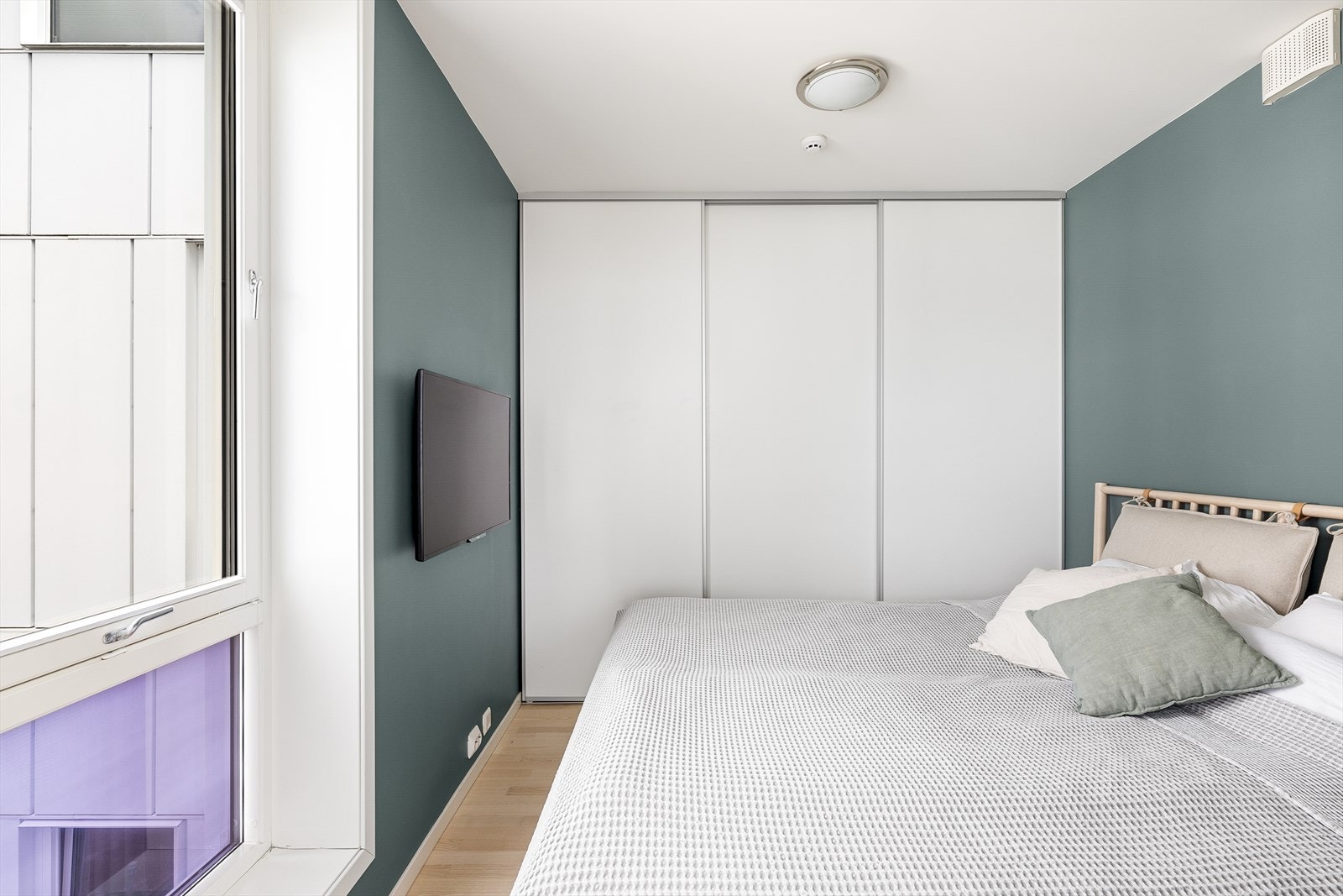 Soverom med praktisk skyvedørsgarderobe Galleribilde