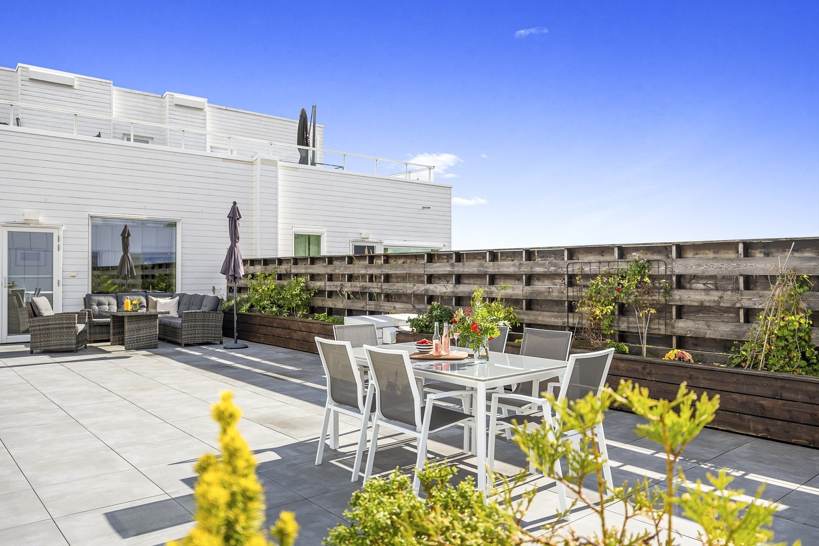 Takterrassen til boligen er på hele 81 kvm og byr på rikelig med boltreplass Galleribilde