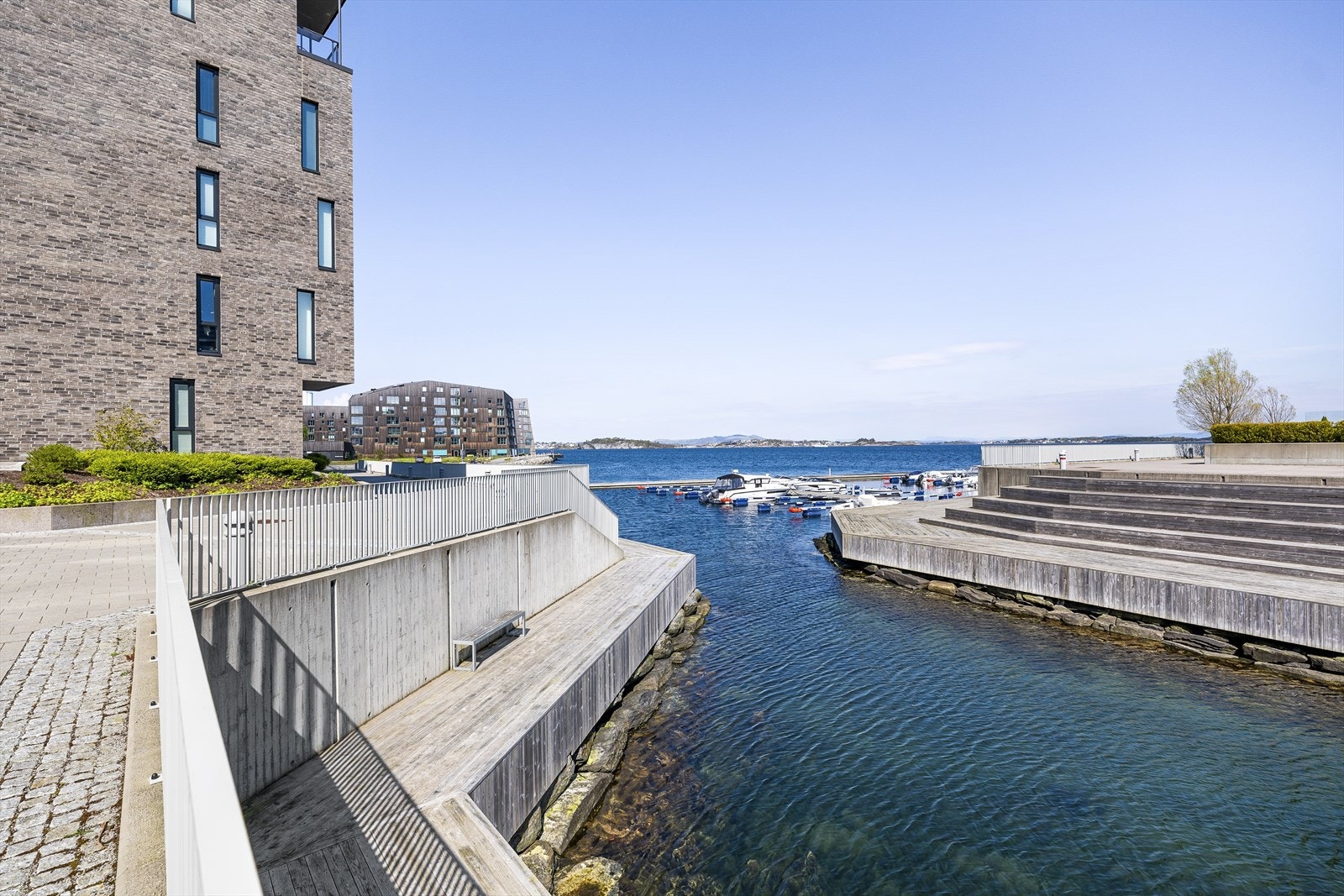 Like ved finner man en herlig badestrand med bryggekanter og båthavn Galleribilde