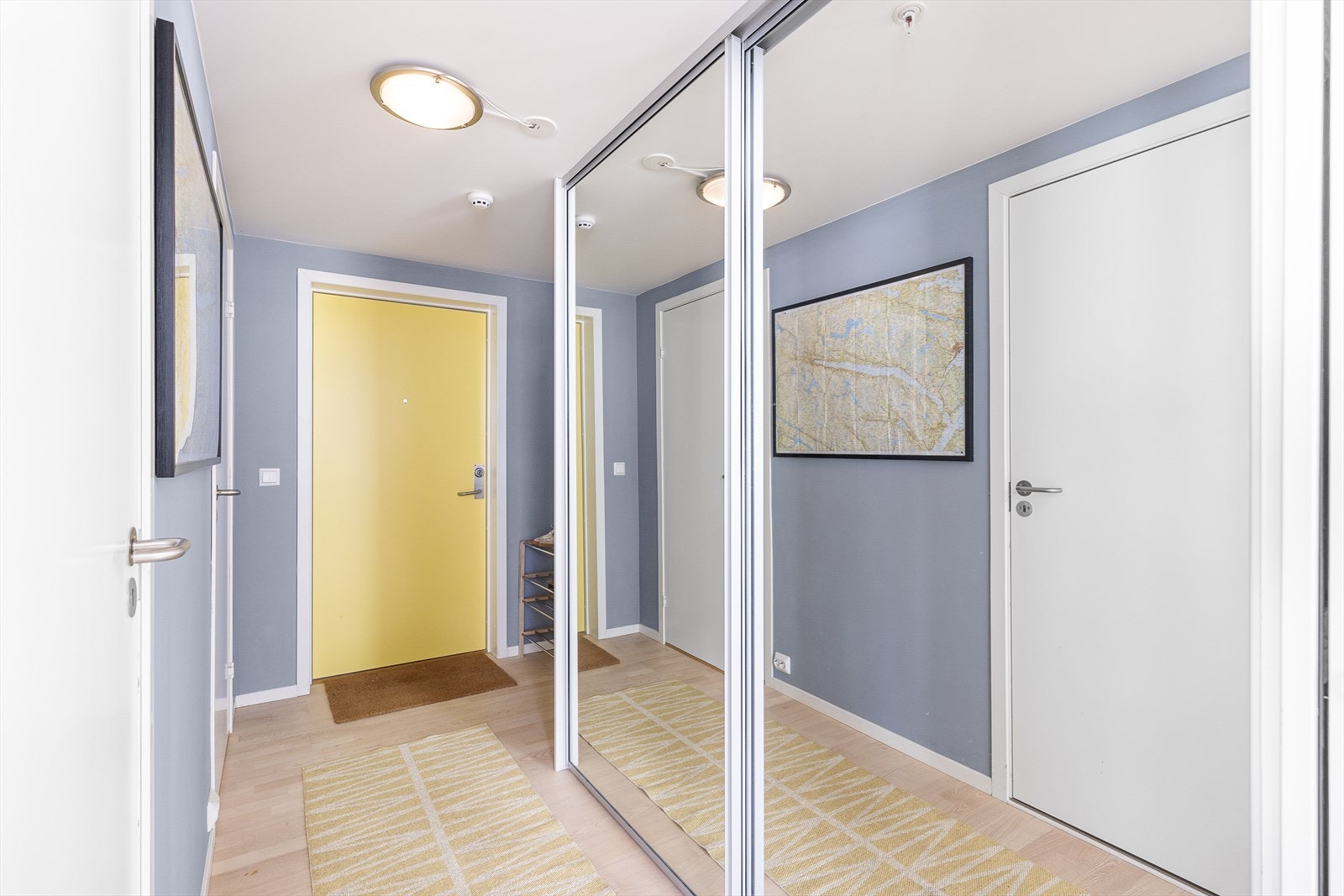 Innbydende gang med skyvedørsgarderobe Galleribilde