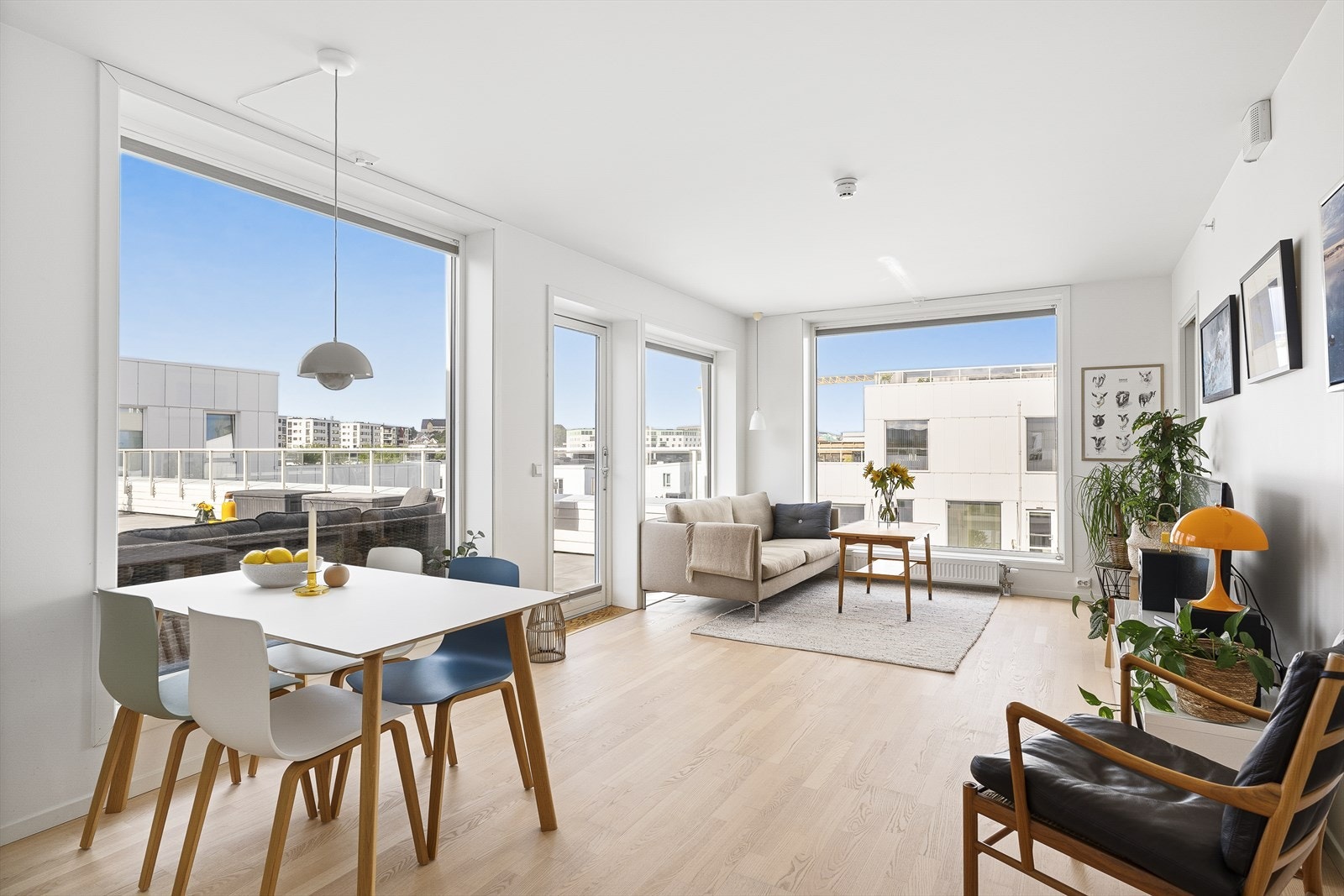 Lys og innbydende stue med store vindusflater Galleribilde