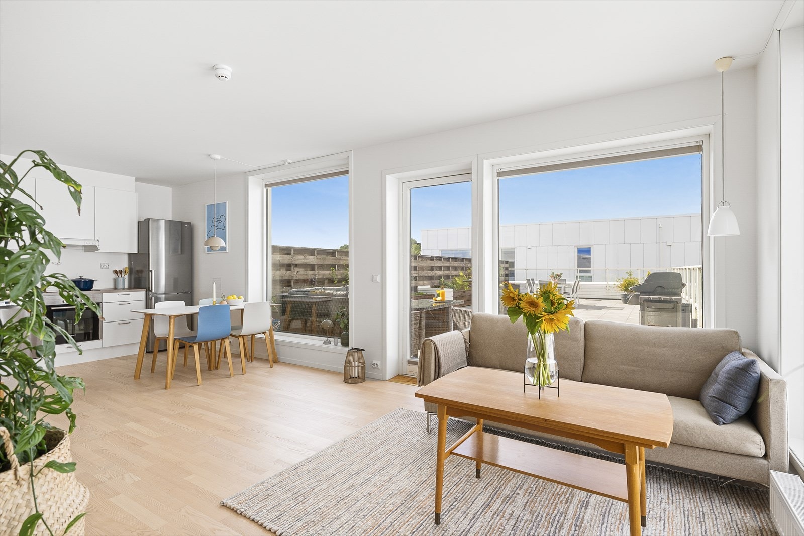 Parkettgulv og slette vegger i stue Galleribilde