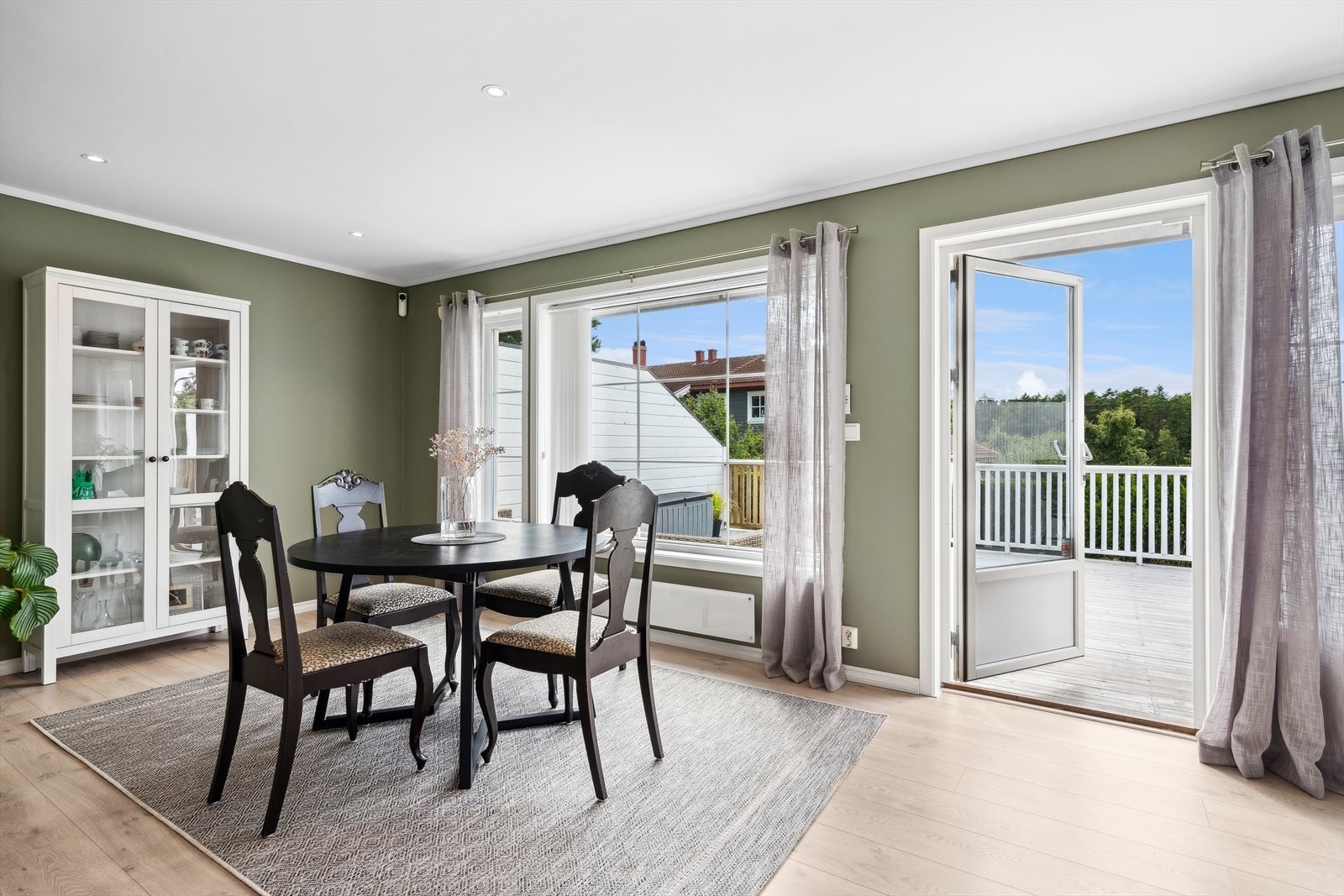 Verandadøren leder oss ut på terrassen Galleribilde