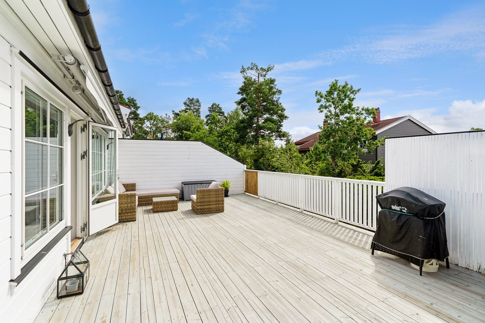 Verandaen strekker seg over hele husets bredde Galleribilde