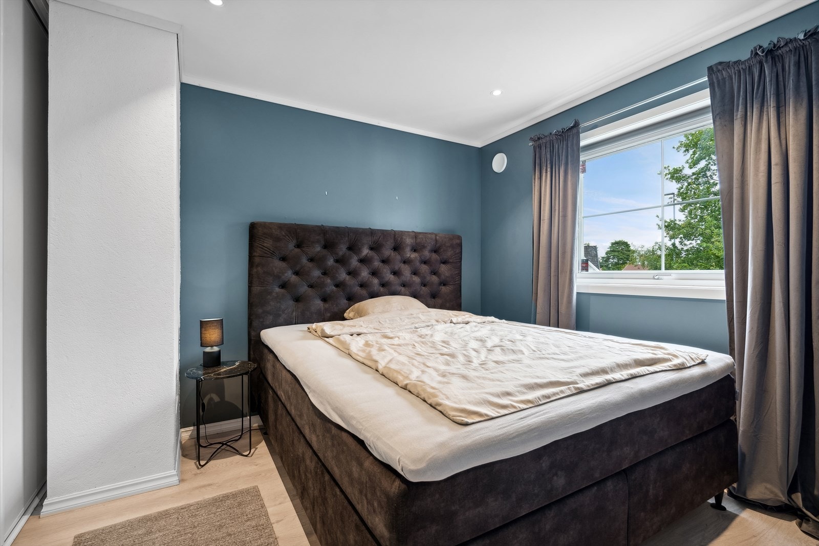 Hovedsoverommet er malt i en blåfarge, det er også en romslig garderobe her Galleribilde